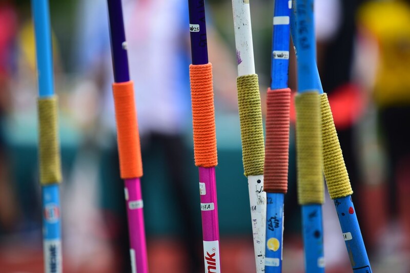 Mehrere bunte Wurfspeere stehen im Vordergrund