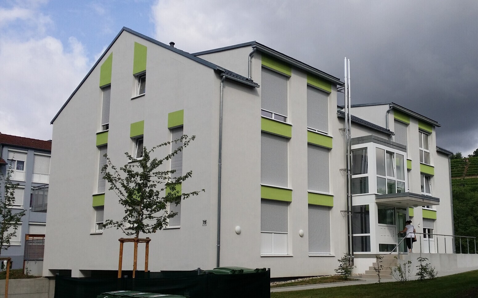 Neues Wohngebäude in einer Wohnsiedlung